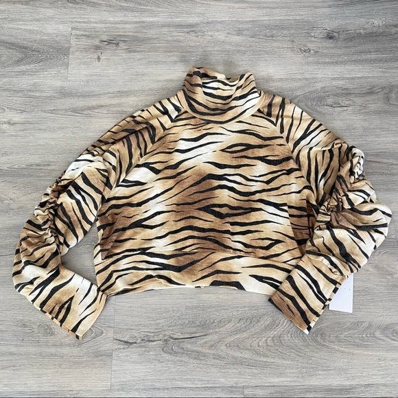 Leith Animal Print Pull over Crop Women Sweater - Picture 2 of 13